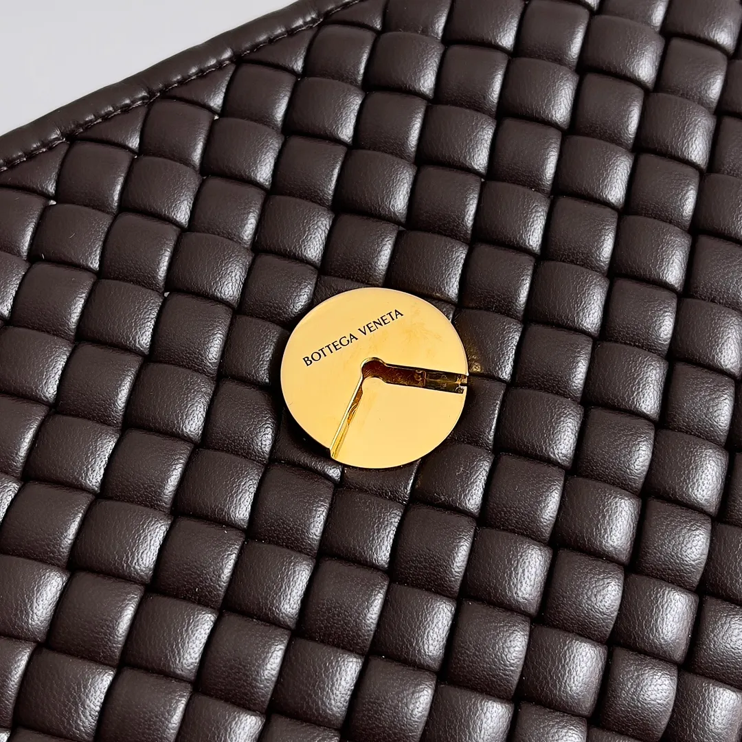 Batch 2320 BV patti bag is full of three-dimensional quilted leather strips. Low-key luxury is often hidden in details and craftsmanship. This bag opens and closes casually, and is simple and elegant overall. It is equipped with a detachable shoulder strap, which can be carried cross-body or carried by hand to match different outfits. The interior is designed with double layers and a small zippered compartment to ensure the safety of private items. No matter the capacity, shape or privacy, it is full of security when you go out. Style number: 776783 Size: 19*26*11cm
